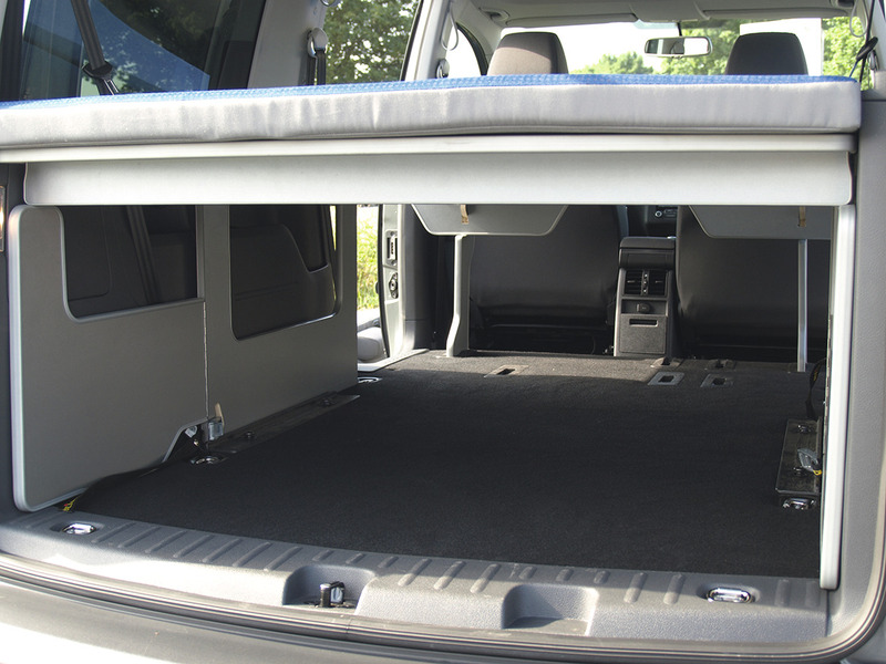 Dodatočne montovateľný systém na spanie do vozidla VW Caddy Maxi, rozmery 200 x 133 cm, vrátane čalúnenia a poťahov